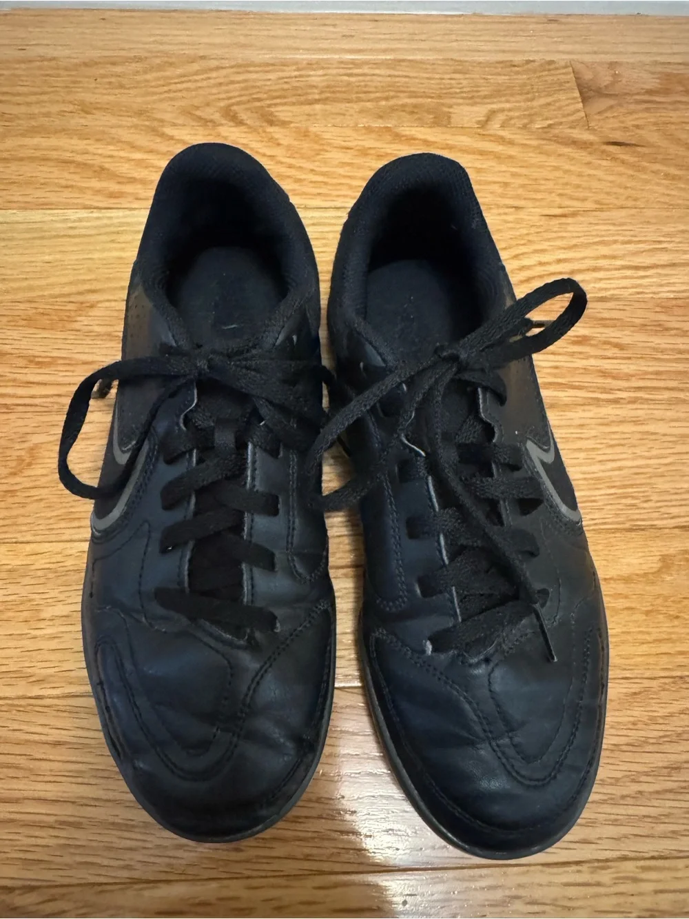 Nike Kids Tiempo Legend 9 Club Indoor Soccer Shoes - size 3.5Y